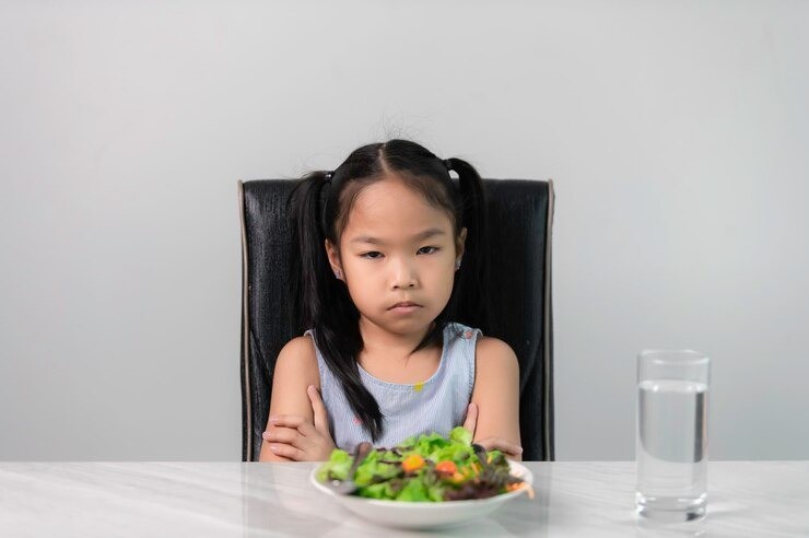 anak malas makan, penyebab anak sulit makan, kebiasaan ngemil anak, pola makan sehat anak, cara mengatasi anak susah makan, tips mengatur pola makan anak, camilan sehat untuk anak, cara menghindari anak ketergantungan ngemil, jadwal makan anak